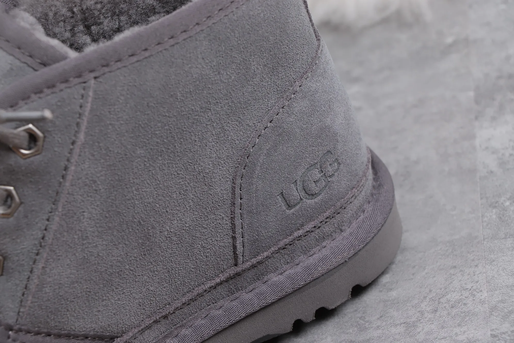 💰520 UGG 3236 Gray M Neumel Product Description: As an extension of the classic series, the classic lightweight series has a low-profile outsole and upper inspired by classic styles, presenting the comfort and luxury of UGG. Upper: cow leather, soft suede upper. Insole: 17mm UGGpure™ wool cushioning foam insole. Sole: Treadlite by UGG™ Light wing technology outsole - non-slip, cushioning, wear resistance, and good elasticity Heel: with brand LOGO on the side Size: 35 36 37 38 39 40 41 42 43 44 45